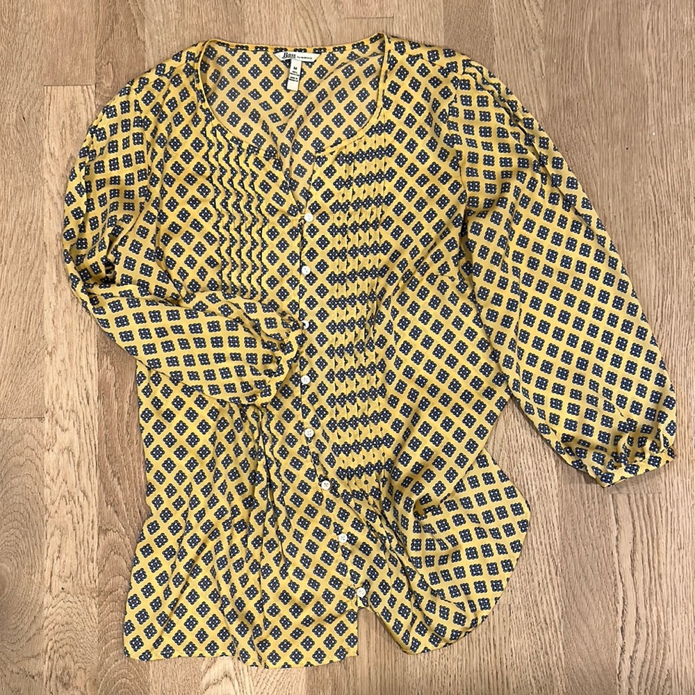 Bass women’s size medium top, yellow soon blues. Like new condition.